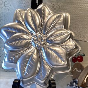 Wilton Christmas Poinsettia Cake Pan, New, Cake Decorating No. 2105-3312